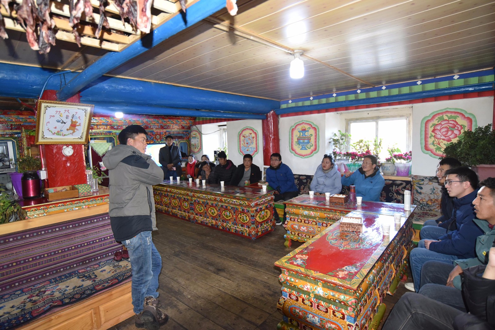 在鲁朗小镇扎西岗村桑吉卓玛家庭旅馆座谈交流学习.jpg